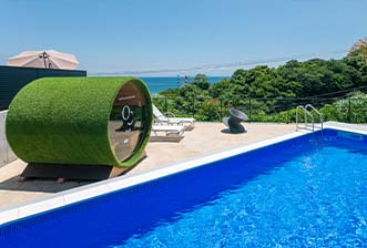 プールを水風呂として活用した動線設計